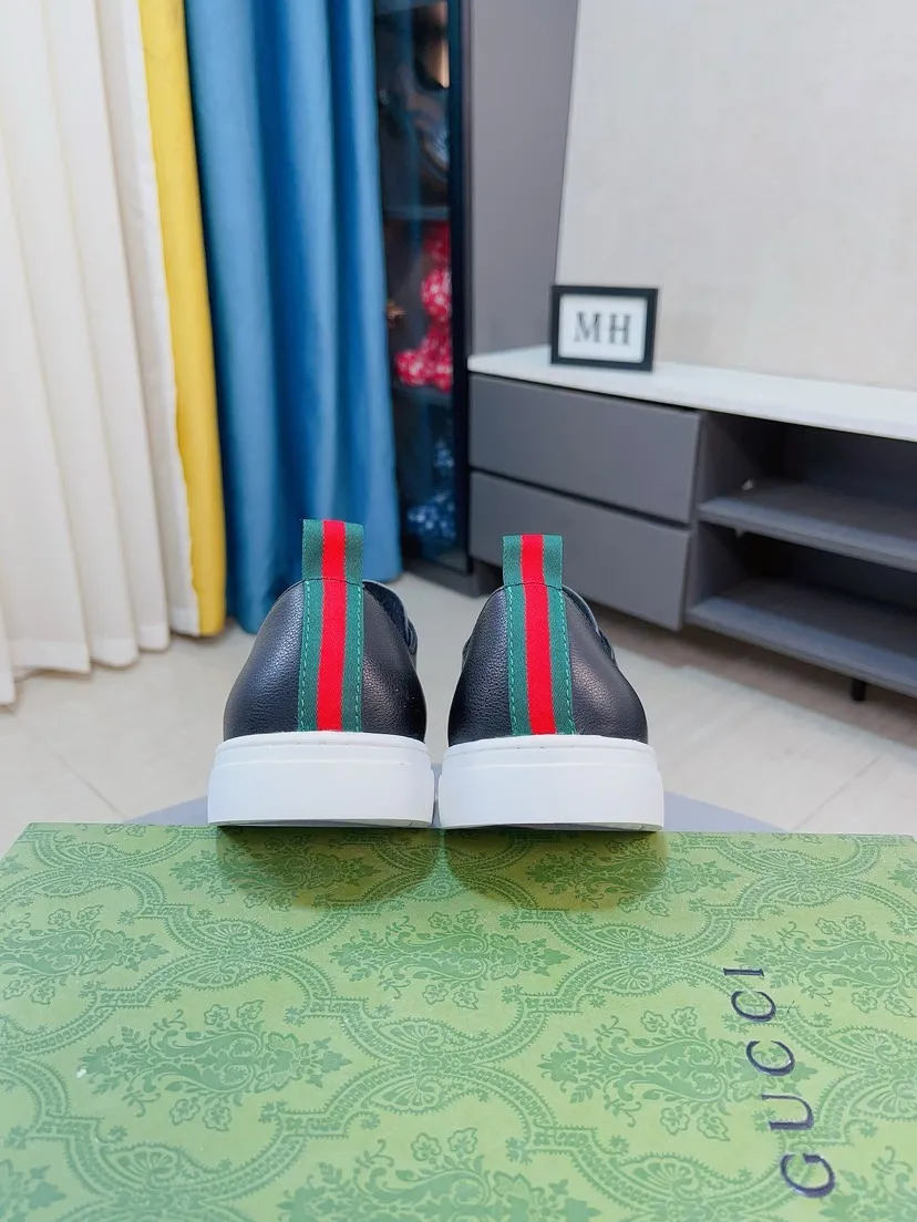 Men's shoes 💰440🌹🌹GUCCI [Gucci] New high-end brand of men's shoes, the latest fashionable casual men's shoes, trendy and versatile style, relaxed and sporty style, uppers imported from Italy, first-layer cowhide, genuine leather lining and ultra-fine workmanship. Original personalized fashionable rubber wear-resistant outsole, light and comfortable on the foot, size 38-44